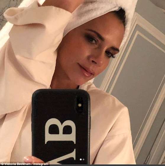 4dbd5a5a00000578-5899187-selfie_time_the_fashion_designer_swapped_her_usual_glam_threads_-m-1_1530254087701